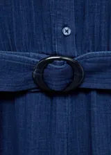 Mono largo azul denim con cuello camisero, manga corta acampanada, cinturón desmontable y cierre frontal con botones.