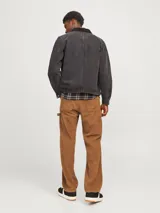 Pantalón de pana color marrón con corte recto, bolsillos delanteros y traseros, cierre con cremallera y trabilla para martillo.