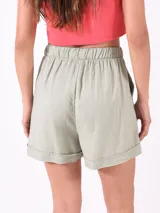 Short color verde oliva, con cintura elastizada y cordón ajustable.