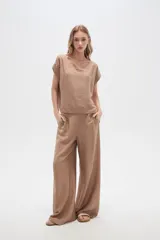 Blusa color marrón claro de viscosa con cuello en V y mangas cortas.