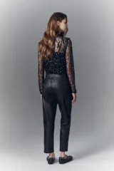 Pantalón de cuero ovino color dorado, de corte recto y largo al tobillo.