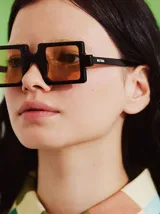 Lentes de sol en color turquesa con un diseño cuadrado y lentes oscuros, hechos en Italia.