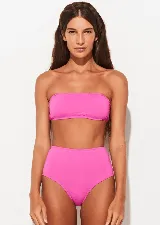 Conjunto de bikini Triya Lu, color fucsia, compuesto por un corpiño bandeau y una bombacha de tiro alto.