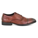 Zapato de vestir negro de cuero liso con cordones y suela plana.
