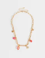 Collar corto dorado con cadena de eslabones y dijes de frutas: cereza, manzana, frutilla y durian.