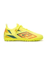 Championes de fútbol Umbro HIT TF, color amarillo flúor con detalles en azul y naranja. Presentan el logo de Umbro en los laterales y suela con tapones para césped artificial.
