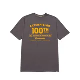 Remera gris de hombre con estampado amarillo en el pecho con el logo de Caterpillar y la leyenda "Centennial Celebration A Tractor Co. Est. 1925 Hard Work Caterpillar".