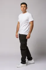 Pantalón cargo color marrón claro de gabardina, corte recto y tiro medio, con bolsillos laterales con solapa y bolsillos traseros.