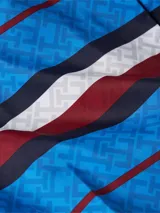 Short de baño Tommy Hilfiger con estampado de rayas horizontales en azul, blanco y rojo. Diseño con monograma TH estampado en azul sobre las rayas azules. Cintura elástica con cordón ajustable.