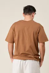 Remera negra de algodón con estampado frontal de la palabra "Emotion" en color blanco.