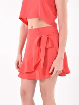Minifalda color rojo con volados y lazo en la cintura.