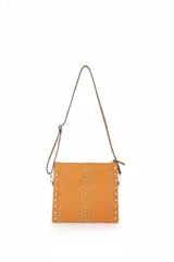 Cartera tipo sobre color marrón, con solapa plegable y detalles de tachas plateadas. Incluye correa fina ajustable para llevar al hombro o cruzada.