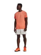 Remera deportiva gris jaspeado de corte clásico, con cuello redondo y mangas cortas. Confeccionada con tejido de punto transpirable y tecnología seamless para mayor comodidad.