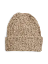 Gorro de lana color beige con textura acanalada.