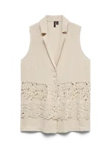 Top sin mangas color beige con cuello en V y detalle de encaje en la parte inferior.