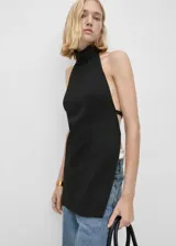 Chaleco negro largo con cuello halter, espalda abierta y cierre ajustable en la parte posterior.