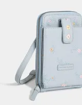 Porta celular de cuerina celeste con bordado de flores pequeñas, correa regulable, cierre superior con tirador, bolsillo frontal con solapa y broche a presión.