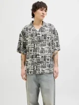 Camisa de manga corta con cuello resort y fit amplio. Confeccionada en tejido plano con estampado de motivos marinos y tropicales en blanco y negro.