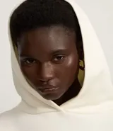 Buzo negro de algodón con forro de polar, cuello con capucha y mangas largas.