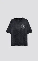 Remera negra con efecto nevado, de manga corta y cuello redondo. Estampado en la espalda con la carta del tarot "El Ermitaño". Corte oversize.