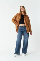 Sobrecamisa color marrón con cuello camisero, cierre frontal con botones, dos bolsillos con solapa en el pecho y corte holgado.