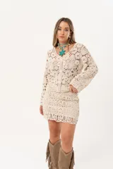 Minifalda cruda de crochet con cintura elastizada.