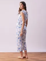 Conjunto de pijama marca René Rofé, compuesto por remera de tejido soft estampado con escote en V y botones, y pantalón capri con cintura elastizada.