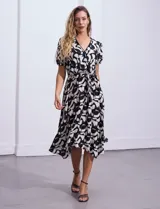 Vestido midi estampado con flores color celeste y beige, escote cruzado, mangas cortas con puños elastizados, cintura elastizada con lazo de ajuste.