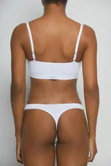 Top color piel con breteles finos.