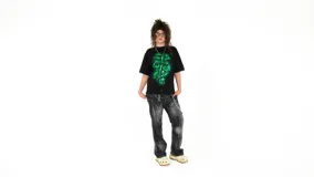 Remera negra de corte regular fit, confeccionada en jersey de algodón grueso. Estampa frontal con diseño de cruz y calaveras en color verde.