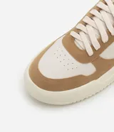 Championes casual de VIKO confeccionados en material sintético color beige, con recortes en cuero color marrón claro y detalle en azul marino en el talón.