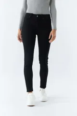 Pantalón de jean negro, corte skinny, tiro medio, con logo bordado y pasacinto.