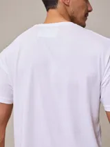 Remera azul marino de algodón con cuello redondo y logo bordado en el pecho.