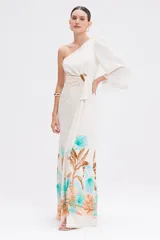 Vestido largo blanco con estampado de hojas de palmera en tonos turquesa y marrón. Diseño de un solo hombro con manga larga abullonada y detalle de anillo de madera en la cintura.