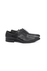 Zapatos de cuero negro mate, con suela de goma que asegura comodidad y durabilidad.