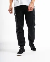 Pantalón cargo negro de corte slim, confeccionado en algodón con spandex. Cuenta con siete bolsillos: tres frontales, dos traseros con tapa y dos laterales con botones. Tiene remaches en puntos de tensión y refuerzo en la entrepierna.