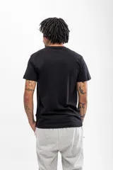 Remera oversize color blanco, diseñada para un ajuste holgado y cómodo.