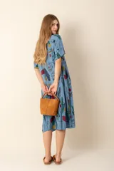 Vestido largo con estampado floral multicolor, de corte amplio y mangas cortas.