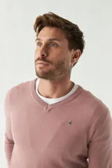 Sweater negro de manga larga con escote en V y logo bordado.