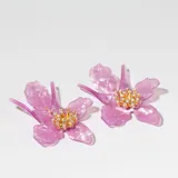 Par de aros colgantes con forma de flor color lila y centro dorado con strass.