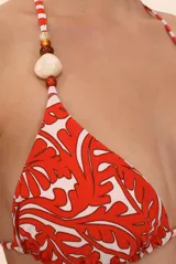 Top de triángulo reversible color rojo y blanco con cuentas decorativas y tirantes delgados ajustables.