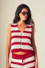 Top tejido a crochet con rayas horizontales blancas y negras, escote en V y cierre frontal con botones.