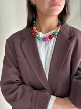 Collar corto con cuentas de cerámica, resina y piedras de colores. Cierre con cadena de acero quirúrgico y gancho para regular el largo.