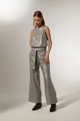 Pantalón ancho de tiro alto color beige metalizado, confeccionado en lino y viscosa, con lazo para ajustar en la cintura.