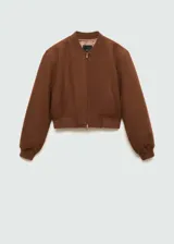 Chaqueta bomber marrón con cierre frontal, cuello redondo y puños elásticos.