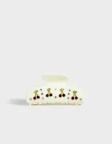 Broche para el pelo color crema con diseño de cerezas y strass.