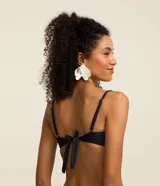 Top de bikini negro con breteles finos ajustables y detalle de costura en el borde superior.