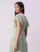 Vestido midi verde agua en tejido calado con escote en V, corte bajo busto y forro interno a tono.