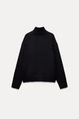 Sweater negro de punto con cuello alto y mangas largas.
