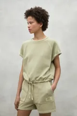 Shorts blancos de algodón orgánico y reciclado, con cintura elástica ajustable y bolsillos laterales.